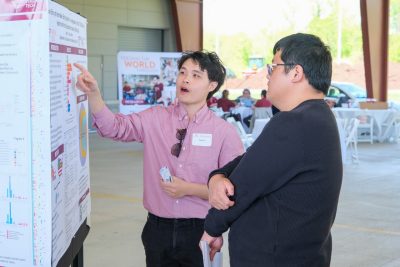 Jiakun Yi talks to a judge about his poster